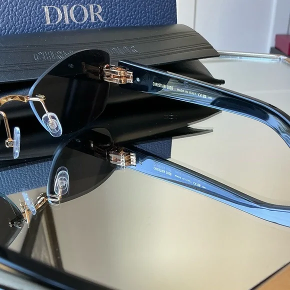 Dior Men's Black Sunglasses with Gold Hardware - Picture 7 of 10
